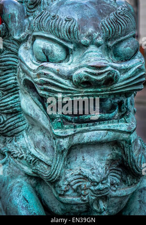 Chinesische Guardian Lion Metall-Statue. Stockfoto