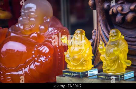 Harz, Buddha-Figuren zum Verkauf in einem Schaufenster sitzen. Stockfoto