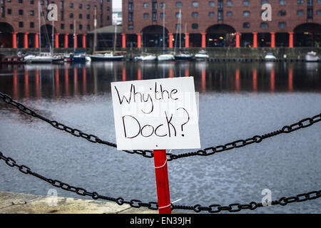 Ein Zeichen am Albert Dock, Liverpool fragen, 'warum der Dock?' Stockfoto