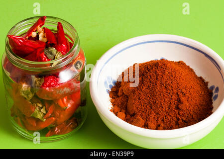 Red hot Chili peppers, ganze und Boden Stockfoto