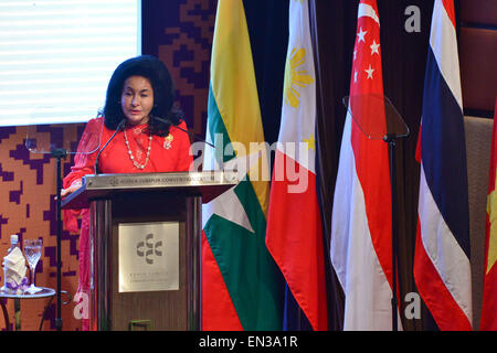 Kuala Lumpur, Malaysia. 27. April 2015. Rosmah Mansor, Ehefrau von malaysische Premierminister Najib Razak, spricht auf dem "Empowerment durch Social Business"-Forum während der 26. ASEAN-Gipfel in Kuala Lumpur, Malaysia, 27. April 2015. Bildnachweis: Chong Voon Chung/Xinhua/Alamy Live-Nachrichten Stockfoto