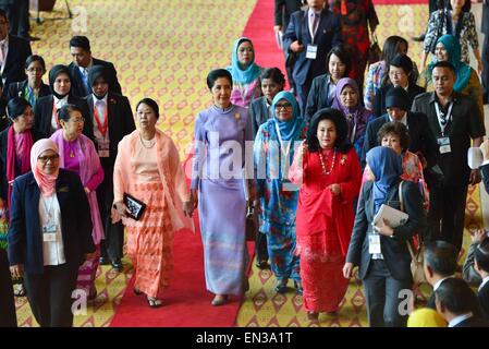 Kuala Lumpur, Malaysia. 27. April 2015. Ehegatten von ASEAN-Führer besuchen das "Empowerment durch Social Business"-Forum während der 26. ASEAN-Gipfel in Kuala Lumpur, Malaysia, 27. April 2015. Bildnachweis: Chong Voon Chung/Xinhua/Alamy Live-Nachrichten Stockfoto