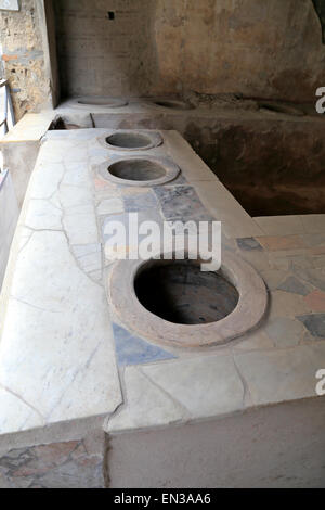 Marmor bedeckt Zähler Thermopolium Vetutius Placidus, Pompeji, Italien. Stockfoto