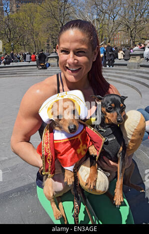 Porträt von eine muskulöse Frau & ihre kostümierte Hunde Dackel Tag im Washington Square Park, Greenwich Village, New York Stockfoto