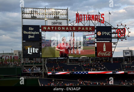 Ein Bild auf der Anzeigetafel am Nationals Park des Geigers Glenn Donnellen spielt die Hymne auf eine Fledermaus geformt e-Geige. Stockfoto
