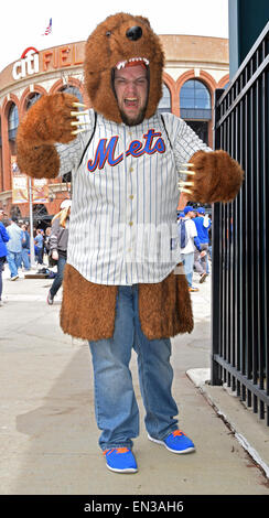 Extreme New Yorker Baseball-Fan in einem Kostüm Bär bei den Mets nach Hause Opener 13. April 2015 im Citi Field Stadium in Flushing, Queens, New York Stockfoto