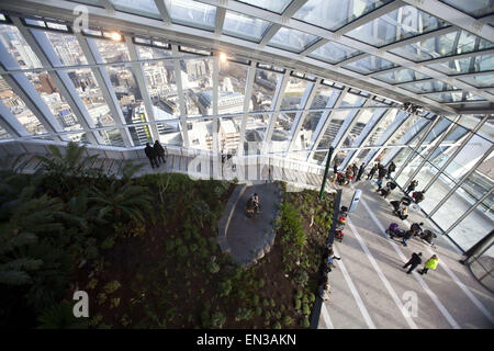 London, UK. 1. März 2015. Dem Himmel nahe Sky Garden bei 20 Fenchurch Street Wolkenkratzer erstreckt sich über drei Etagen und bietet Blick über die City of London. Serviert von zwei Expressaufzüge, kommen Besucher auf einem schön angelegten Garten mit einem Anzeigebereich, Terrasse, Café, Bar und Restaurant. Die Sky Garden ist ein wirklich einzigartiger Raum und wurde entwickelt, um einen offenen und lebendigen Ort der Muße, erstellen bietet dem Besucher eine seltene Gelegenheit, erleben Sie London aus einem anderen Blickwinkel, London, UK © Veronika Lukasova/ZUMA Draht/Alamy Live News Stockfoto