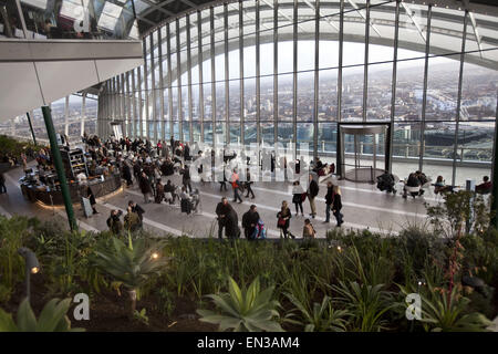 London, UK. 1. März 2015. Dem Himmel nahe Sky Garden bei 20 Fenchurch Street Wolkenkratzer erstreckt sich über drei Etagen und bietet Blick über die City of London. Serviert von zwei Expressaufzüge, kommen Besucher auf einem schön angelegten Garten mit einem Anzeigebereich, Terrasse, Café, Bar und Restaurant. Die Sky Garden ist ein wirklich einzigartiger Raum und wurde entwickelt, um einen offenen und lebendigen Ort der Muße, erstellen bietet dem Besucher eine seltene Gelegenheit, erleben Sie London aus einem anderen Blickwinkel, London, UK © Veronika Lukasova/ZUMA Draht/Alamy Live News Stockfoto