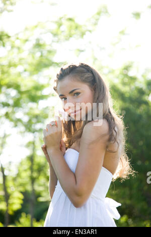 USA, Utah, Lehi, Porträt von Teenager-Mädchen (16-17) im park Stockfoto