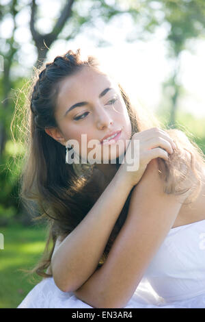 USA, Utah, Lehi, Porträt von Teenager-Mädchen (16-17) im park Stockfoto