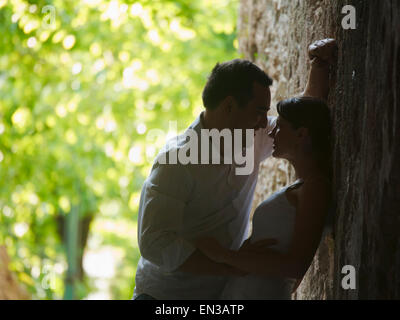 Italien, Ravello, älteres Paar küssen in der engen Gasse Stockfoto