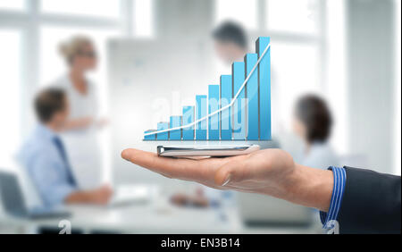 Hand mit Smartphone mit virtuellen Diagramm Stockfoto