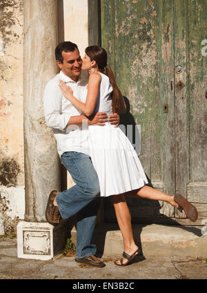 Italien, Ravello, älteres Paar küssen durch alte verwitterte Tür Stockfoto