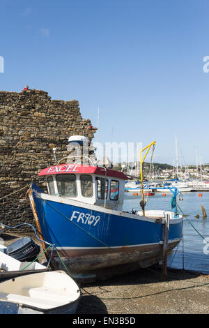 FR909 "Excel" kleines Boot Fischkutter gestrandet auf dem Vorland von der Mündung des Flusses Conwy in Conwy. Stockfoto