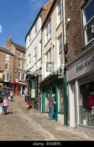 Geschäfte auf dem oberen Abschnitt der Elvet Bridge, Durham, mit der prominenten Oxfam-Musik-Shop. Stockfoto