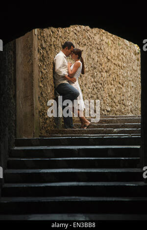 Italien, Ravello, älteres Paar küssen im Torbogen Stockfoto