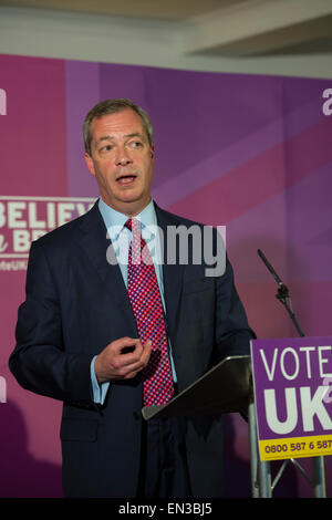 Parlamentswahlen 2015. Die UKIP Führer Nigel Farage kündigt ihr Wahlprogramm in Aveley, Essex. Stockfoto