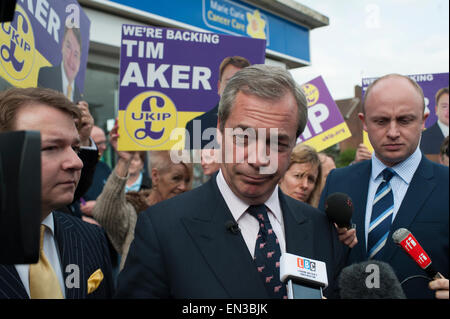 Parlamentswahlen 2015 UKIP Führer Nigel Farage Werbetätigkeit in UKIP Hochburg der South Ockendon, Essex. Stockfoto