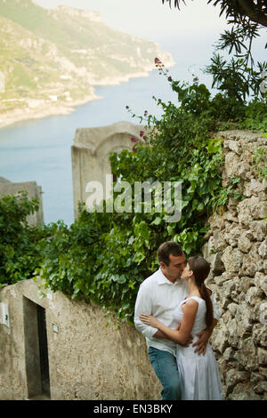 Italien, Ravello, älteres Paar küssen in der engen Gasse Stockfoto