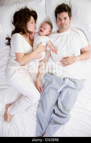 paar und Baby im Bett Stockfoto