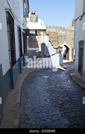 Straßen von Jerez de Los Caballeros, Spanien. Berühmte Dorf mit Mudéjar-Türme und Templer-Festung Stockfoto