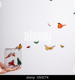 Glas mit Schmetterlingen Stockfoto