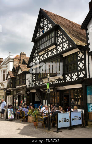 Großbritannien, England, Somerset, Taunton, Vorderstraße, Caffe Nero in der Tudor-Taverne, 1578 Tuchmacher shop Stockfoto