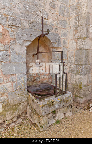 Mittelalterliche Brunnen der Stiftskirche Saint-Quiriace Kirche (circa XII. Jh.) in der Stadt Provins, Frankreich. UNESCO-Weltkulturerbe Stockfoto