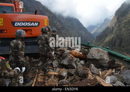 Xigaze, China Tibet autonome Region. 27. April 2015. Bewaffneten Verkehr Polizei deutlich gestört Fahrbahnen Hajastan Stadt in Xigaze Stadt, Südwest-China Tibet autonome Region, 27. April 2015 Nyalam County verlinken. 8,1-Beben erschütterte Nepal um 14:11 (Peking-Zeit) am Samstag, mindestens 3.218 Menschen zu töten. Das Beben betroffen auch stark Gyirong und der benachbarten Grafschaft Nyalam in Xigaze Stadt, angrenzend an Nepal. Bildnachweis: Zhang Quan/Xinhua/Alamy Live-Nachrichten Stockfoto