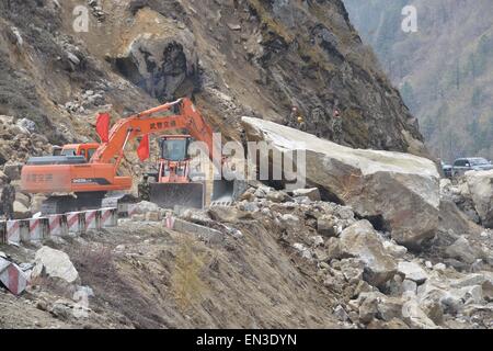 Xigaze, China Tibet autonome Region. 27. April 2015. Bewaffneten Verkehr Polizei deutlich gestört Fahrbahnen Hajastan Stadt in Xigaze Stadt, Südwest-China Tibet autonome Region, 27. April 2015 Nyalam County verlinken. 8,1-Beben erschütterte Nepal um 14:11 (Peking-Zeit) am Samstag, mindestens 3.218 Menschen zu töten. Das Beben betroffen auch stark Gyirong und der benachbarten Grafschaft Nyalam in Xigaze Stadt, angrenzend an Nepal. Bildnachweis: Zhang Quan/Xinhua/Alamy Live-Nachrichten Stockfoto