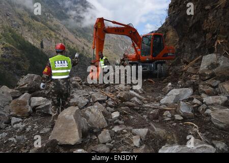 Xigaze, China Tibet autonome Region. 27. April 2015. Bewaffneten Verkehr Polizei deutlich gestört Fahrbahnen Hajastan Stadt in Xigaze Stadt, Südwest-China Tibet autonome Region, 27. April 2015 Nyalam County verlinken. 8,1-Beben erschütterte Nepal um 14:11 (Peking-Zeit) am Samstag, mindestens 3.218 Menschen zu töten. Das Beben betroffen auch stark Gyirong und der benachbarten Grafschaft Nyalam in Xigaze Stadt, angrenzend an Nepal. Bildnachweis: Zhang Quan/Xinhua/Alamy Live-Nachrichten Stockfoto