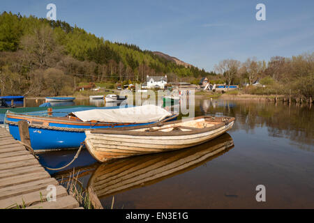 BALMAHA, LOCH LOMOND, Schottland, UK - 22. April 2015: Balmaha Marina angesehen von Balmaha Werft auf warmen Frühlingstag Stockfoto