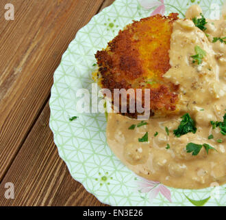 Ragda Pastetchen - indische Fastfood oder Snack Suppen Mumbai.dried gelbe Erbsensuppe und Bratlinge, ein Schnitzel Pommes frites Stockfoto