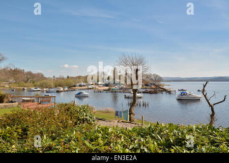 BALMAHA, LOCH LOMOND, Schottland, UK - 22. April 2015: Balmaha Werft und Marina auf dennoch warme Frühlingstag Stockfoto