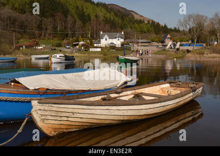 BALMAHA, LOCH LOMOND, Schottland, UK - 22. April 2015: Balmaha Marina angesehen von Balmaha Werft auf warmen Frühlingstag Stockfoto