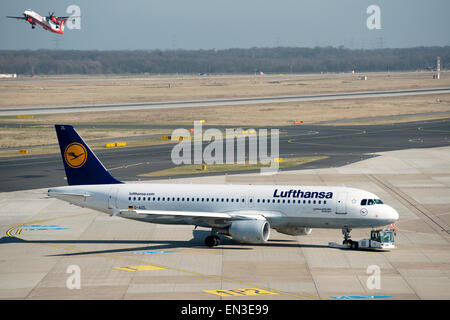 Lufthansa Airbus A320-200 Esslingen wird geschoben-zurück von einem Schlepper am Düsseldorf International Airport Deutschland Stockfoto