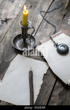 Rinde bedeckt Bleistift auf Papier, von oben Stockfoto