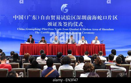 Shenzhen, China Guangdong Provinz. 27. April 2015. Die Vergabe von Zertifikaten & Unterzeichnung Zeremonie von China (Guangdong) Pilot Zone Qianhai & Shekou Freihandelszone von Shenzhen ist in Shenzhen, Guangdong Provinz Süd-China, 27. April 2015 statt. © Mao Siqian/Xinhua/Alamy Live-Nachrichten Stockfoto