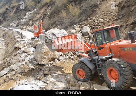 Xigaze, China Tibet autonome Region. 27. April 2015. Bewaffneten Verkehr Polizei deutlich gestört Fahrbahnen Hajastan Stadt in Xigaze Stadt, Südwest-China Tibet autonome Region, 27. April 2015 Nyalam County verlinken. 8,1-Beben erschütterte Nepal um 14:11 (Peking-Zeit) am Samstag, mindestens 3.218 Menschen zu töten. Das Beben betroffen auch stark Gyirong und der benachbarten Grafschaft Nyalam in Xigaze Stadt, angrenzend an Nepal. Bildnachweis: Zhang Quan/Xinhua/Alamy Live-Nachrichten Stockfoto