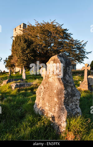 St.-Stephans Kirche, alte Radnor, Powys, Wales, UK. Eine wahrscheinlichen Bronzezeit Stein als ein Grabstein auf dem Friedhof Stockfoto