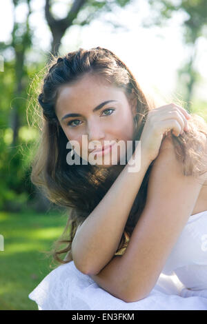 USA, Utah, Lehi, Porträt von Teenager-Mädchen (16-17) im park Stockfoto