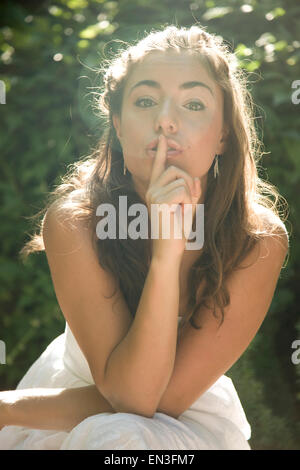 USA, Utah, Lehi, Porträt von Teenager-Mädchen (16-17) mit Finger auf die Lippen Stockfoto