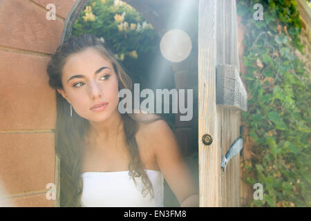 USA, Utah, Lehi, Porträt von Teenager-Mädchen (16-17) spähen hinter Tür Stockfoto