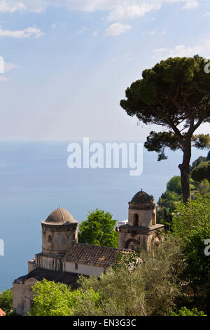 Italien, Küste von Amalfi, Ravello, Bergkirche mit Meer im Hintergrund Stockfoto