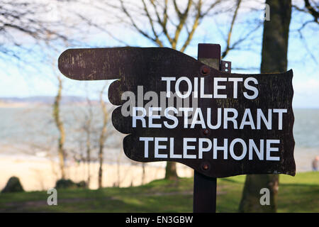 Zeichen für eine Hand mit einem Fingerzeig die Richtung für die Toiletten, Restaurant und Telefon im Silver Sands, Aberdour in Fife Stockfoto