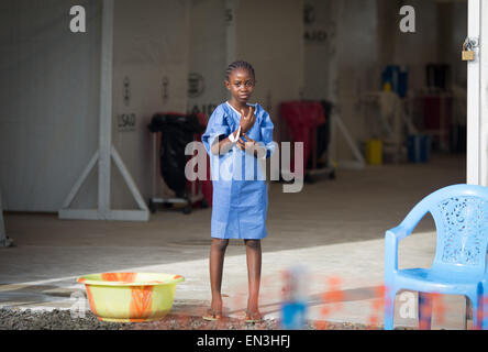 Monrovia, Liberia. 9. April 2015. Eine Mädchen behandelt für Malaria steht außerhalb einer Krankenstation SITTU (schwere Infektionen vorübergehend Behandlungseinheit) in Monrovia, Liberia, 9. April 2015. Foto: Kay Nietfeld/Dpa/Alamy Live News Stockfoto