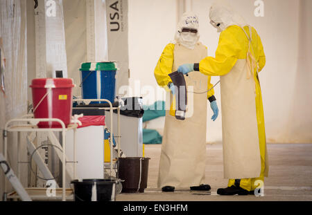 Monrovia, Liberia. 9. April 2015. Zwei Mitarbeiter tragen Sie schützende Kleidung in einer Krankenstation SITTU (schwere Infektionen vorübergehend Behandlungseinheit) in Monrovia, Liberia, 9. April 2015. Foto: Kay Nietfeld/Dpa/Alamy Live News Stockfoto