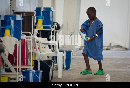 Monrovia, Liberia. 9. April 2015. Ein Junge für Malaria behandelt durchschreitet eine Krankenstation SITTU (schwere Infektionen vorübergehend Behandlungseinheit) in Monrovia, Liberia, 9. April 2015. Foto: Kay Nietfeld/Dpa/Alamy Live News Stockfoto