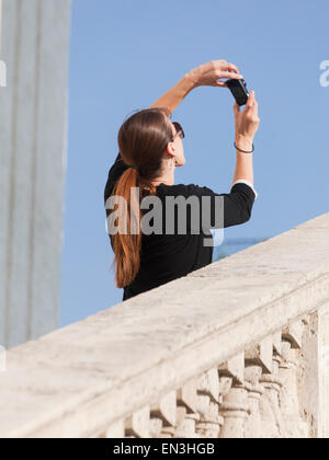 Italien, Rom, Spanische Treppe, Rückansicht Frau fotografieren sich selbst Stockfoto