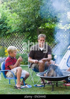 Vater und Sohn Rösten marshmallows Stockfoto